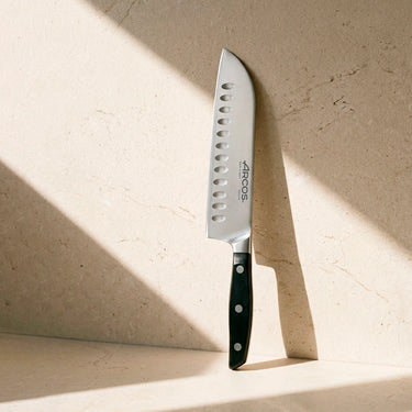 arcos-manhattan-coltello-santoku-180-mm-hoja-con-alveoli-filo-seda-artigianale-f image 2